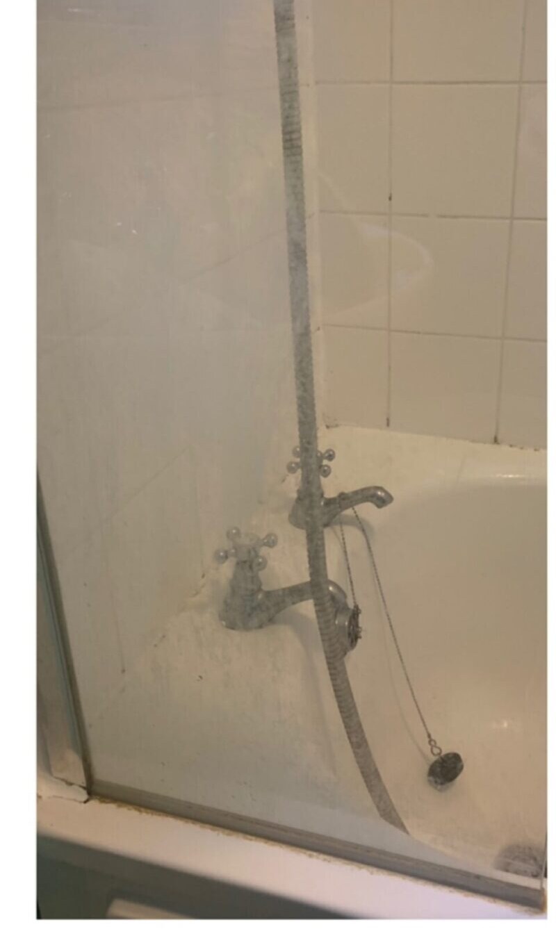 Grimy, discoloured grout and bath before restoration